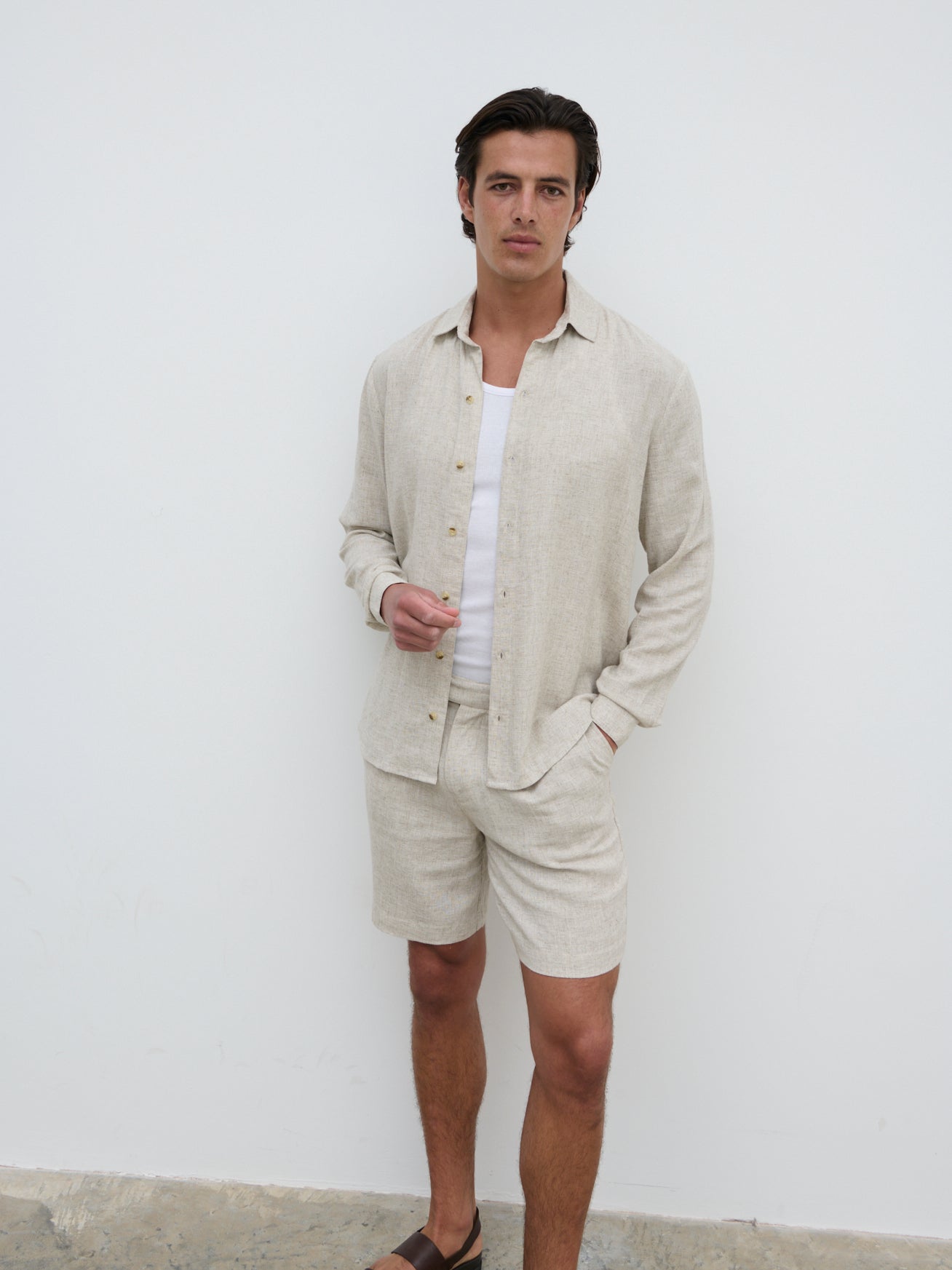 can you wear a long sleeve dress shirt with shorts Can you wear a long sleeve shirt with shorts? Watch and find out
